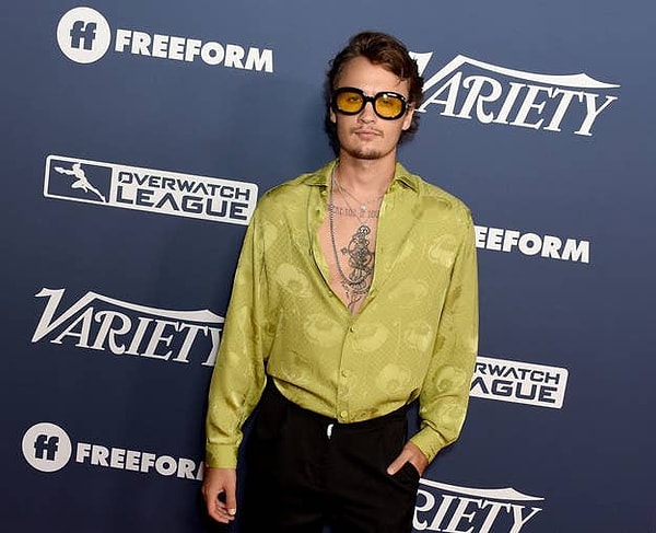 На кого он больше похож?