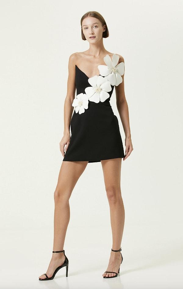Glamyou marka mini straplez elbise önündeki çiçek detayları ile çok romantik! Fiyatı: 8.750,00 TL.