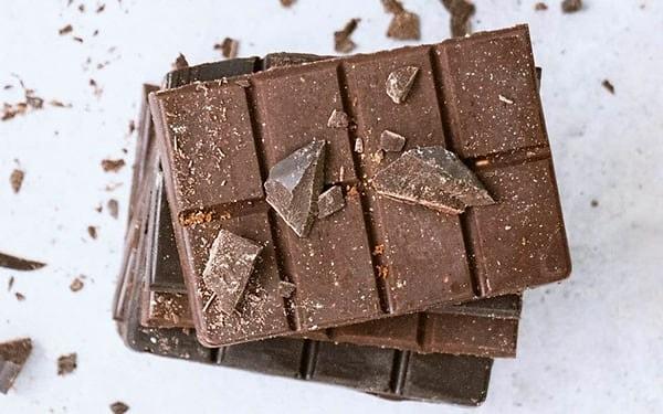Çikolataları 20 derecenin üzerinde saklarsanız çikolatanın içerisindeki yağ erir.
