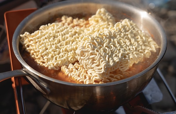 Japonya’daki açlık sorununun çözülebilmesi için ramen yemeğinin uygun bir çözüm olduğunu düşünen Ando, bu fikrini paylaştığında iyi bir dönüt alamadığı için kendisi hayata geçirmeye karar verdi!