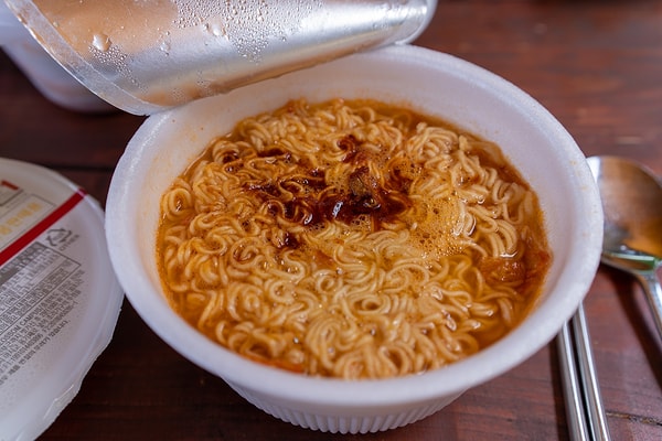 Chikin Ramen, piyasa sürüldüğü ilk senede tamı tamına 13 milyon paket satıldı! Bunu takip eden yıllarda satışlar her sene başarıyla ikiye ve üçe katlandı, 1968 yılında tahminlere göre 3 buçuk milyarlık satışa ulaşması bekleniyordu.