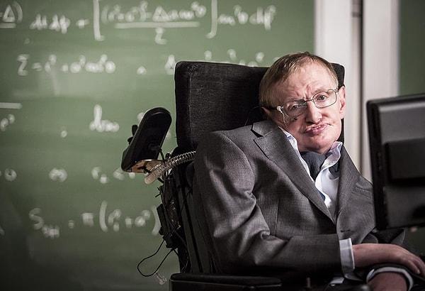 12 onur derecesi alan ve 1982 yılında CBE ile ödüllendirilen Hawking, amyotrofik lateral skleroz (ALS) hastalığına sahipti fakat bilimsel çalışmalarını hastalığı hiçbir zaman etkilemedi.