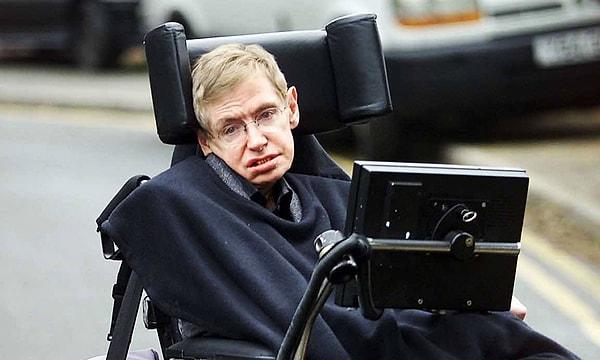 Oxford Üniversitesi ve Cambridge Üniversitesi mezunu olan Stephen Hawking'in kariyeri boyunca pek çok çalışması oldu ve bu başarısıyla tarihe adını altın harflerle kazıdı. Hatta hayatına dair bir film dahi çekildi.