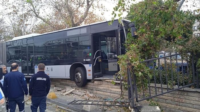Kadıköy'de Metrobüs Kazası: Duvara Çarpıp Kaldırıma Çıktı
