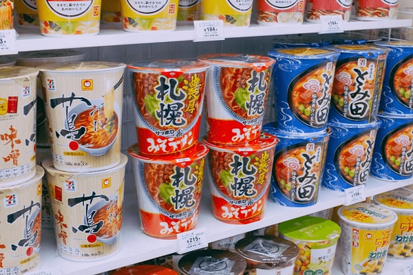 90’lı yıllara gelirken bardak noodle satışları ilk kez paket noodle’ı geçti, günümüzün Japonyasında ise iki katından bile fazla satılıyor!