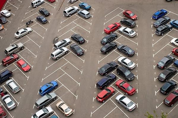 13. Arabalarımızı hep diğer araçların yanına park etme isteğimiz, her zaman sürüyü takip etme içgüdümüzden kaynaklanıyor.