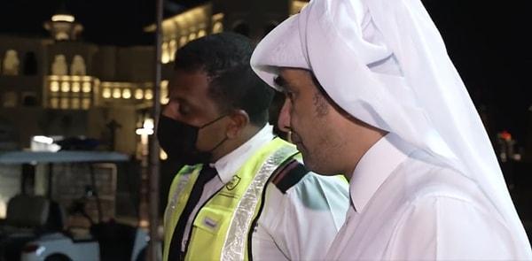 Katarlı görevlilere tepki gösteren muhabir Tantholdt’un, “Kamerayı kıracaksın. Kırmak mı istiyorsun? Devam et. Bizi kamerayı kırmakla tehdit ediyorsunuz” dediği anlar canlı olarak yayınlandı.