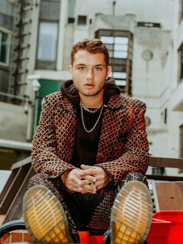 На кого он больше похож?