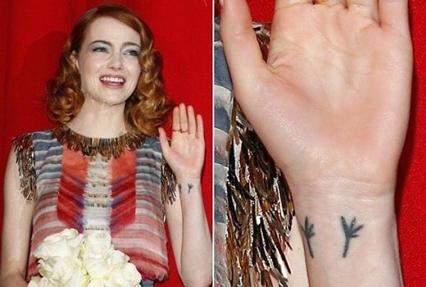 5. Emma Stone'un kuş ayağı dövmesi