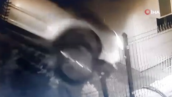 Kontrolden Çıkan Araç 3 Metreden Sitenin Bahçesine Düştü