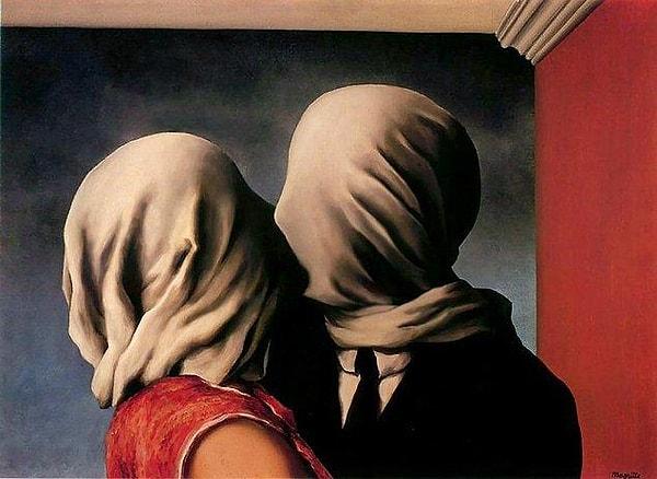 6. Biraz sürrealizm akımına yönelelim ve René Magritte'in uzun uzun düşündüren, hislerimizi tavan yapan eseri 'Aşıklar'ı inceleyelim.