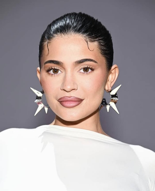 Кайли Дженнер родилась в 1997 году, и в настоящее время ей 25 лет.