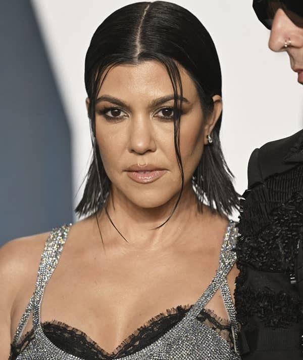 Кортни Кардашьян родилась в 1979 году, и в настоящее время ей 43 года.