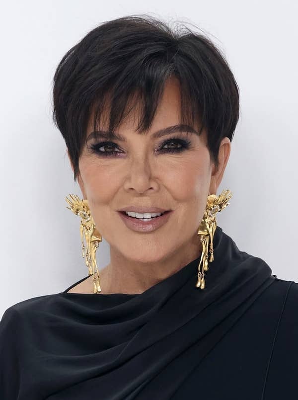 Крис Дженнер родилась в 1955 году, и в настоящее время ей 67 лет.