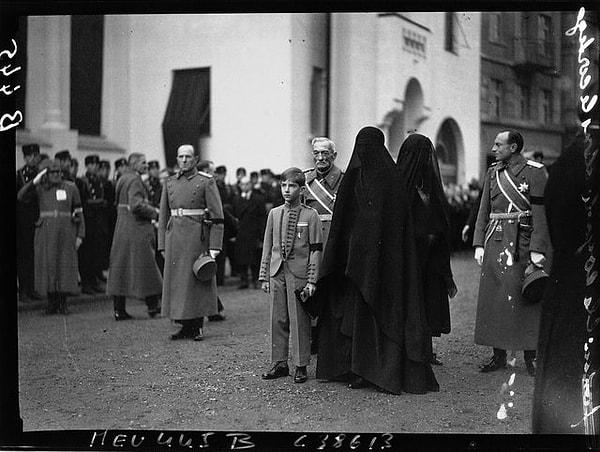 5. 11 yaşındaki Veliaht Prens Peter II, Dowager Kraliçe Maria ve Prens Paul, Sırbistan Kralı I. Alexander'ın cenazesindeyken - 1934: