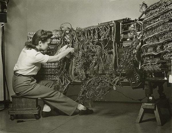 12. IBM bilgisayarı üzerinde çalışan mühendis Berenice Abbott - 1958: