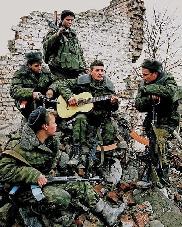 13. Birinci Çeçen Savaşı'nda gitar çalarak şarkı söyleyen Rus askerleri - 1995:
