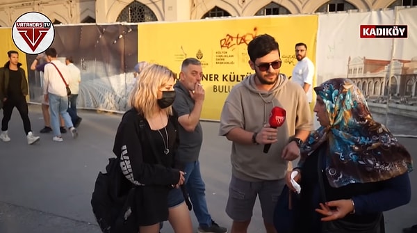 O röportaj sırasında araya giren genç bir kadının 'Üniversite sıkıntı' sözlerinden sonra ise hakarete başlamış ve o gence 'K..cık, S..tük' demişti.