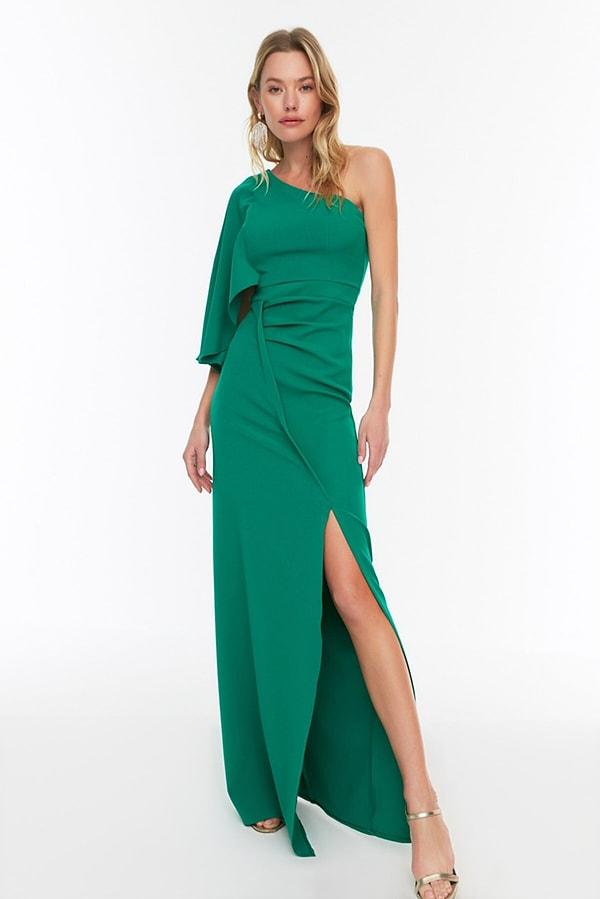 10. Koyu yeşil maxi abiye elbise yırtmaç sevenlerin favorilerinden.