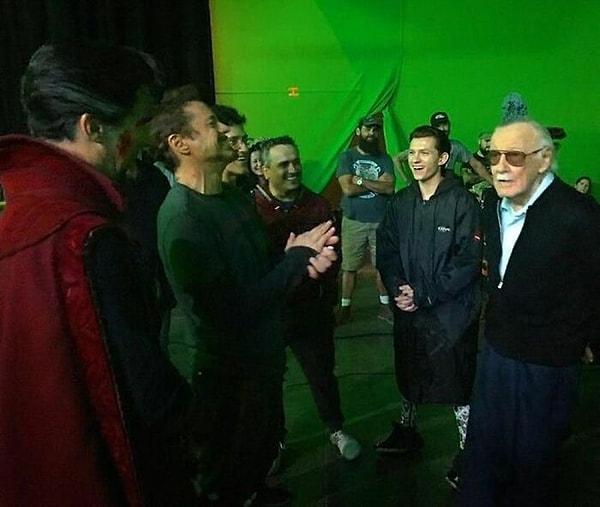 9. Stan Lee ve Avengers: Infinity War oyuncaları sette beraberlerken... Stan Lee'yi figüran olarak görmeyi özleyeceğiz değil mi?