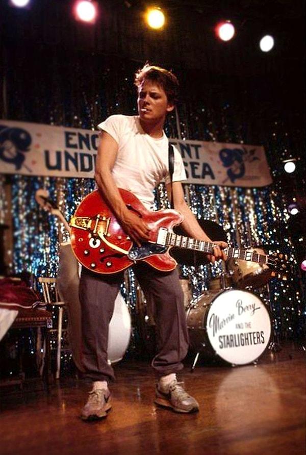 33. Back to the Future setinden Michael J. Fox, Johnny B. Good parçasının provasını yapıyor.
