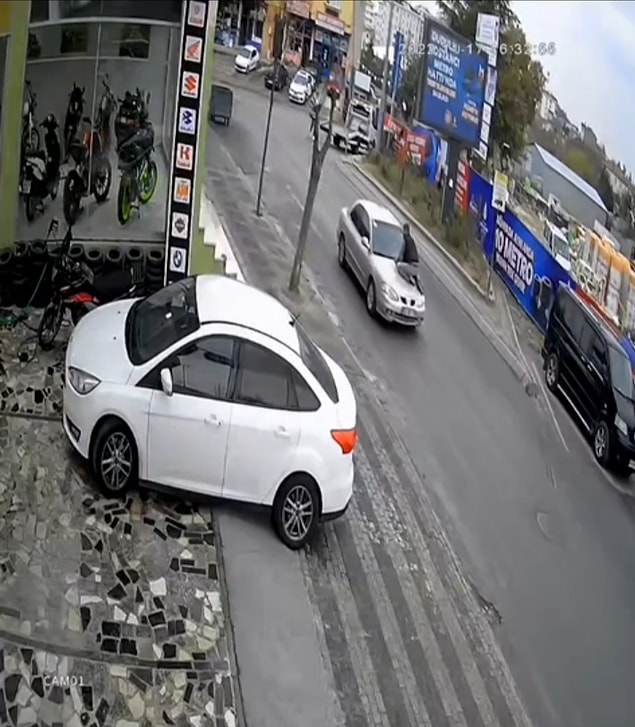 Ka�mas�n� Engellemek ��in Kaputun �st�ne Atlad�