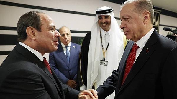 Erdoğan ve Sisi bugün 2022 Dünya Kupası açılışında tokalaştı.