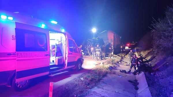 Çorum'dan Samsun'a giden minibüs Amasya'nın Merzifon ilçesinde kamyonla çarpıştı.