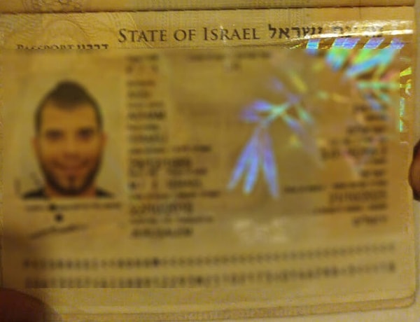 Öte yandan DHA, A.A.'nın İsrail pasaportunun da fotoğrafını yayınladı