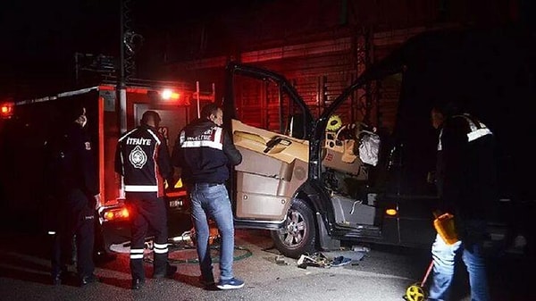 Tiyatro ekibini taşıyan minibüs, Amasya - Çorum kara yolu üzerinde, Merzifon ilçesine bağlı Çaybaşı Köyü civarında önünde tıra arkadan çarptı.