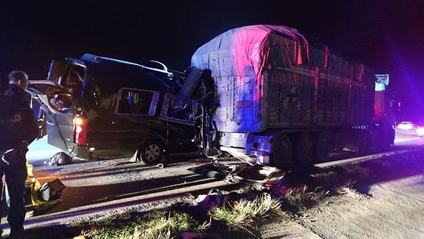 'Baş Belası' adlı tiyatro ekibinin oyuncularını taşıyan minibüs Amasya'ya bağlı Merzifon ilçesinde kamyonla çarpıştı.