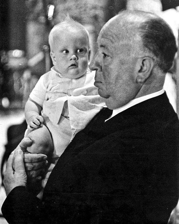 27. Birds filminin setinden Alfred Hitchcock ve bir bebeğin fotoğrafı...