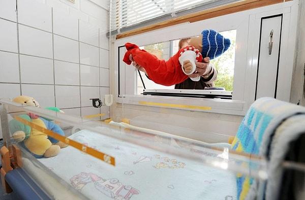 Almanya'da anneler bakamayacaklarını düşündükleri veya çeşitli sebeplerle istemedikleri bebeklerini "babyklappe" isimli bir bölmeye bırakıyor.