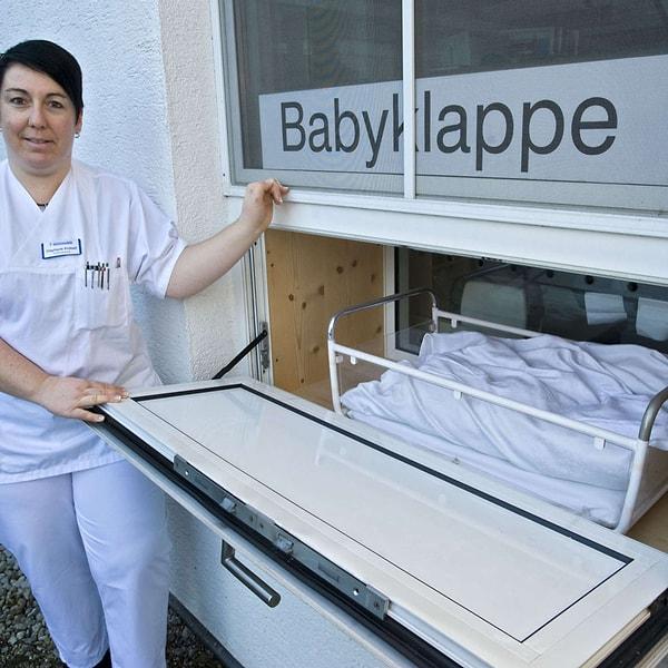 Almanya’da bu hizmet hastane, dernek gibi kuruluşlar aracılığıyla yapılıyor. Bebekler, kontrollerden sonra resmi makamlara teslim ediliyor.