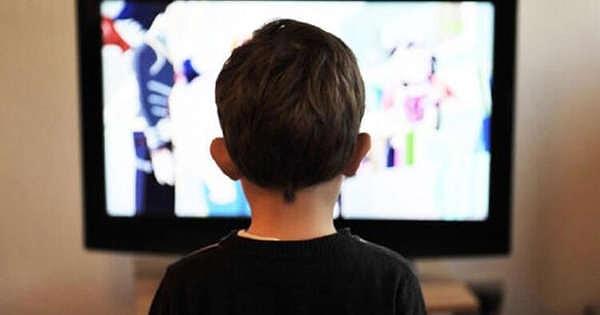 Aile çocukları anlamadıkları dilde konuşmaya başlayınca televizyon ve video izlemesini kısıtlamış