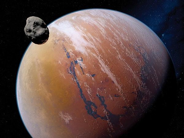 Mars'ın etrafında sadece 7 saat 39 dakika içinde dönen Phobos Mars'a oldukça yakındır.