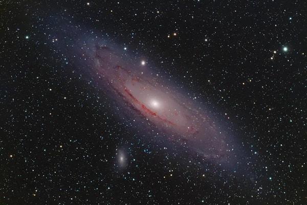 Araştırmanın baş yazarı Prof. Geraint Lewis, "Birkaç yıl önce, Andromeda'nın hemen dışında bulunan nesnelerde, galaksinin iki ayrı çağda büyük miktarlarda 'yemek yediğine' sinyaller olduğunu keşfettik" diyerek konuyla ilgili durumu dile getirmişti.