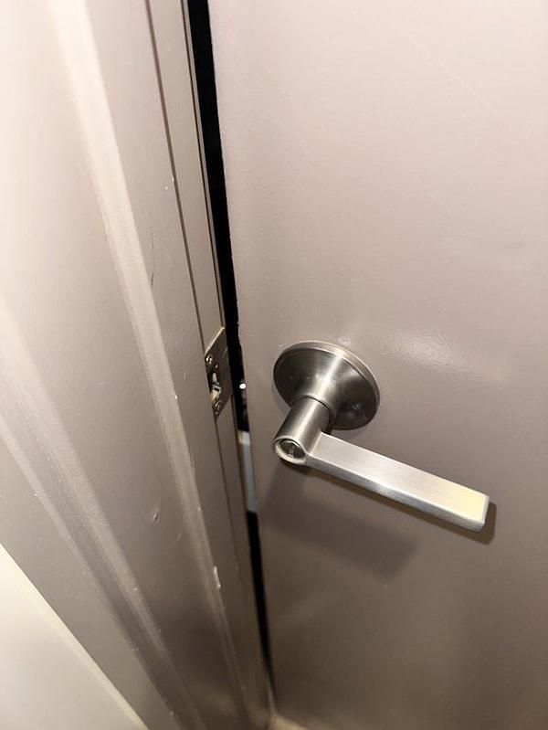2. "Banyomdaki çekmece açılmış ve kapıyı açmamı engelliyor. Banyo kapım sadece 1 cm açılabiliyor."