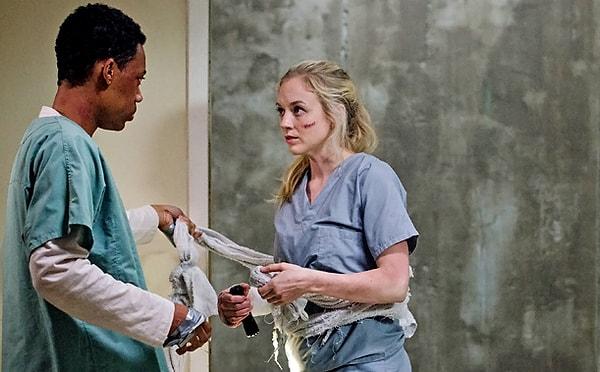 Beth'i kaçıranların bir hastaneyi mesken edinmiş, Dawn adlı kişinin önderlik ettiği bir grup olduğu anlaşılıyor.