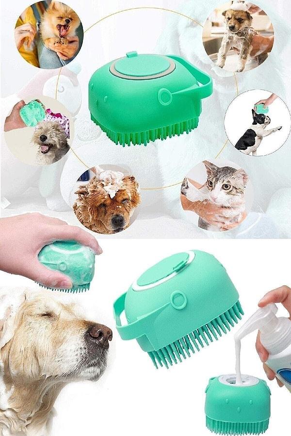 14. Köpeğinizi yıkarken rahat etmek için şampuan hazneli yıkama fırçası...
