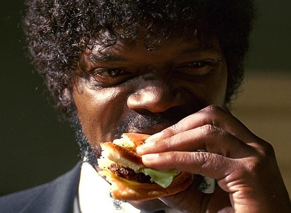 2. Samuel L. Jackson'ın Pulp Fiction'daki hamburger sahnesini hatırlarsınız; bunun role seçilme hikayesi ile kesinlikle ilişkisi var...