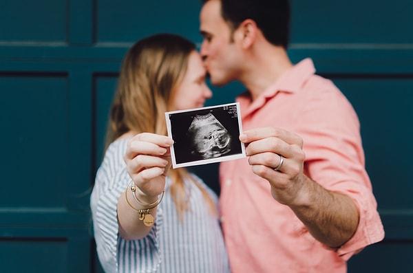 Hamileliğin yirmi sekizinci haftasından doğuma kadarki sürede cenin tekmeleri duygusal girdiye bağlı olarak bebeklerin beyin gelişimine katkı sağlıyor.
