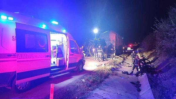 2. Amasya'da tiyatro sanatçılarını taşıyan minibüs bir kamyonla çarpıştı. Üç kişinin yaşamını yitirdiği kazada, bazıları ağır olmak üzere sekiz kişi yaralandı.