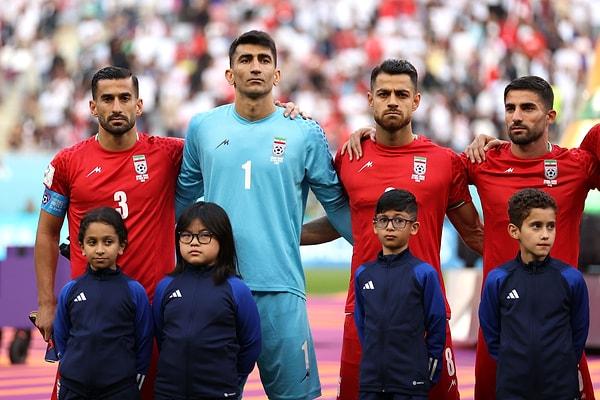 İranlı futbolcular, İran Milli Marşı'nı okumayarak İran'da Mahsa Jîna Amini'nin ahlak polisi tarafından katledilmesinin ardından başlayan hükümet karşıtı protestolara destek verdi.