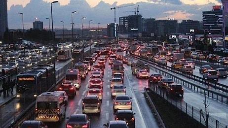 İstanbul'da Yağmur Trafiği Felç Etti: Yoğunluk Yüzde 70 Oldu