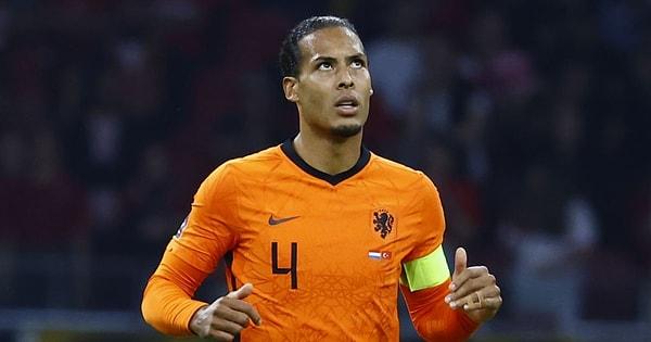 Sonucu ne olursa olsun gökkuşağı rengindeki pazubandını takacağını söyleyen Hollanda, FIFA'nın bandı takan futbolcuya sarı kart göstereceğini açıklamasının ardından U dönüşü yaptı.