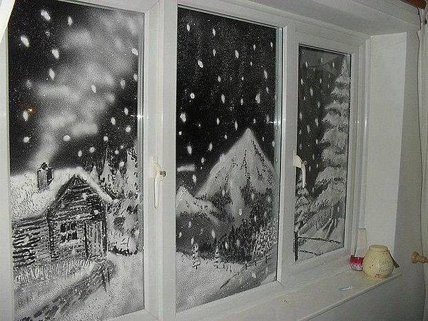 9. Pencerelerdeki yılbaşı temalı kar spreyleri.