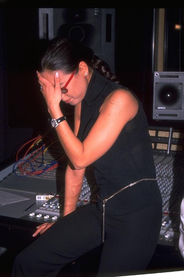 Bildiğiniz gibi Ebru Gündeş 1999 yılında "Dön Ne Olur" albümünün basın toplantısında beyin kanaması geçirmişti.