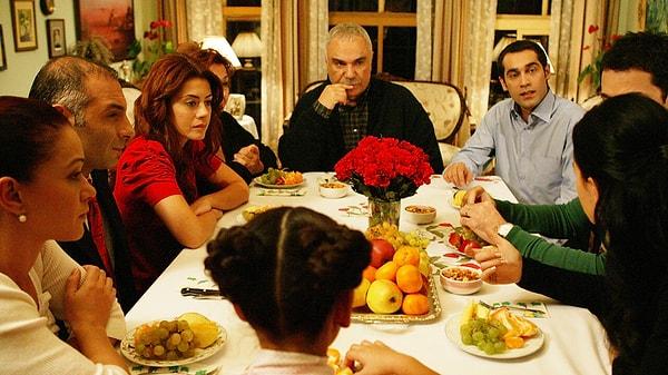 7. “Ailece yemek yediğimiz zamanlarda erkeklerin hazır masaya oturmaları, yemeklerini yiyip hemen kalkmalarını sevmiyorum. Masayı da, yemeği de önce özenle hazırlayıp sonra da geri toplamaktan sıkıldım.”