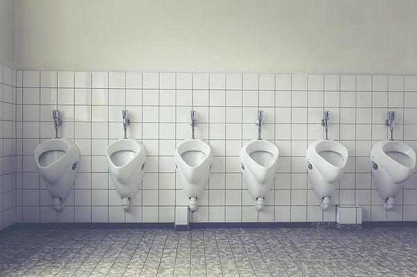 8. “Tuvaletlerini yaparken klozete ve yere sıçratmaları…”